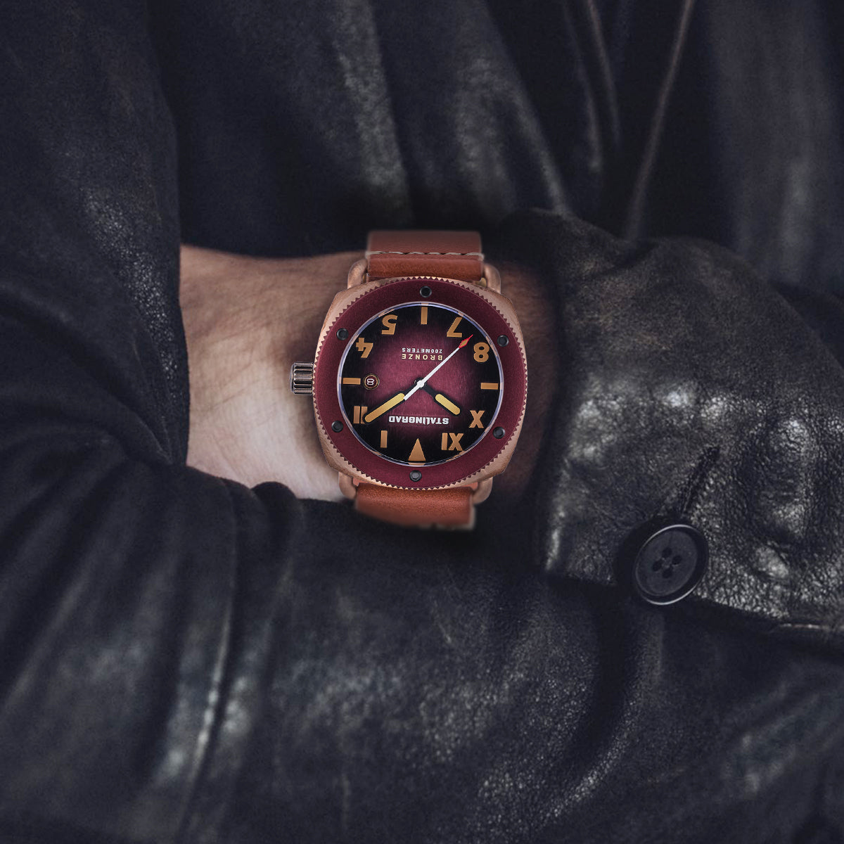 Bronze Defender 200M. Red Dial. Brown Leather Strap. SG-0609-07B